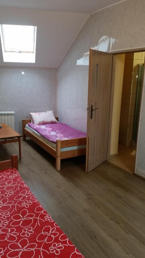 Pokoje Goscinne "U Karola" Pracownicze Ścinawa Екстериор снимка